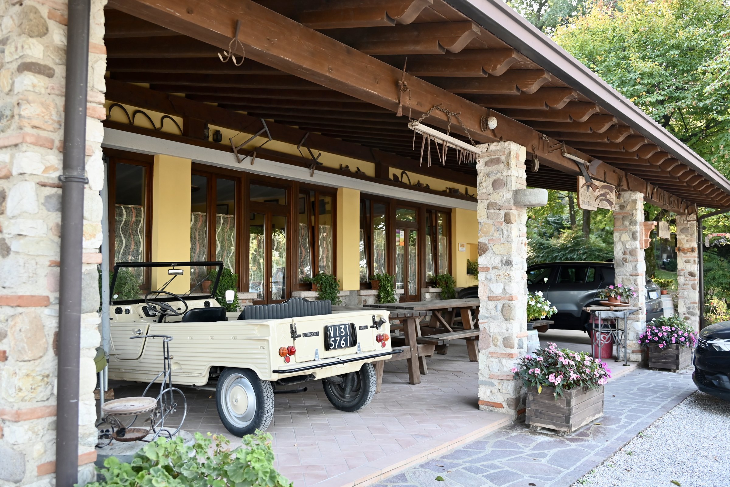Il portico del ranch con i tavoli e un vecchio fuoristrada