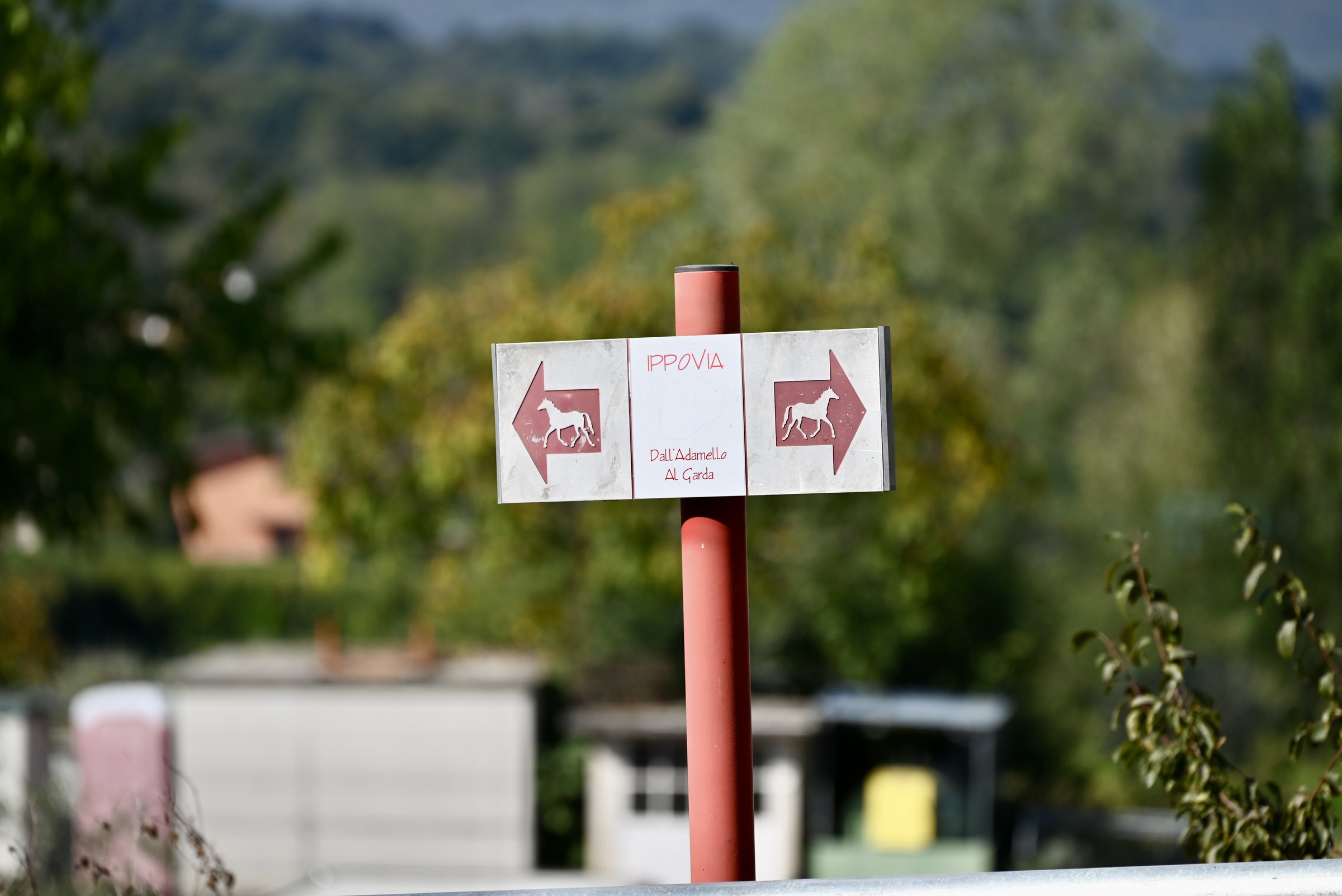 Il cartello dei sentieri del Garda