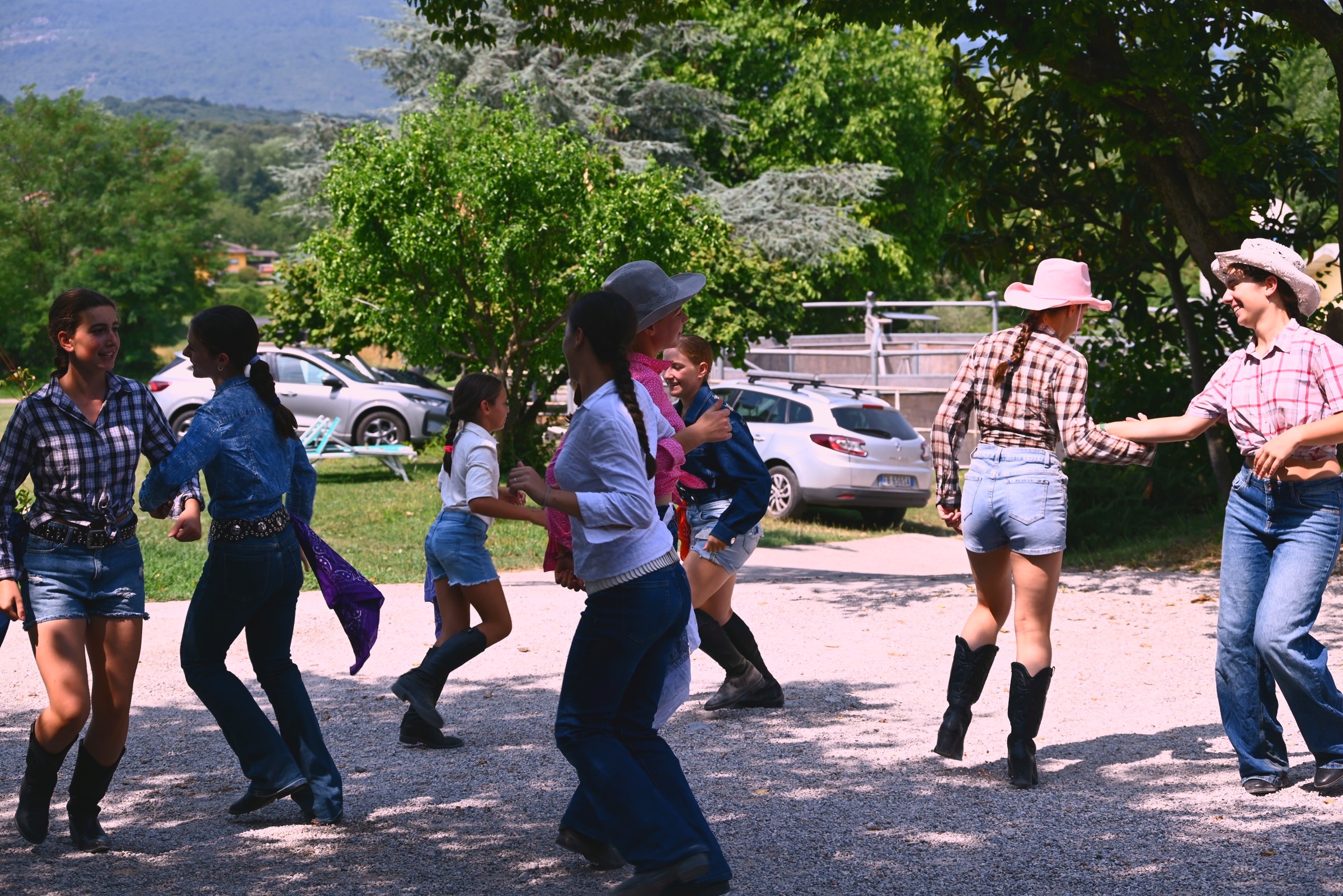 Ragazzi che ballano il country nel cortile del ranch