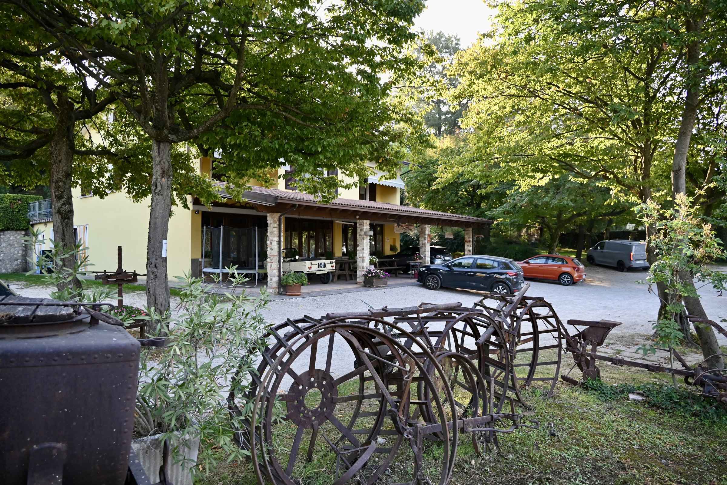 La casa del ranch tra gli alberi, con gli attrezzi di campagna